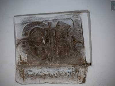 Ma � salendo una scala pi� moderna che scoviamo una vera e propria chicca. Quella che infatti appare come una semplice piastrella incastonata in una parete imbiancata, si rivela invece essere una scultura a bassorilievo databile intorno al IX secolo: la "Discesa di Cristo agli inferi"